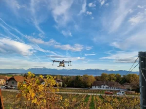 drone d'épandage aero41 qui survole un vignoble suisse